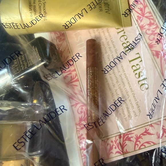 Estee Lauder Limited Edition Re-Nutriv 6 Pc Gift set - Picture 6 of 6